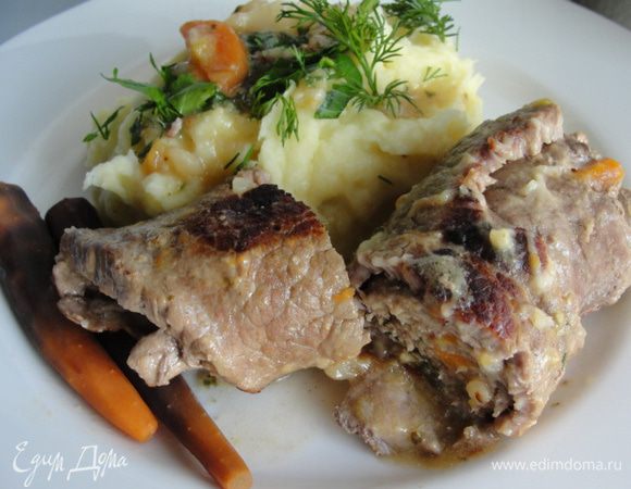 Перед подачей вынимаем зубочистки, подаем с картофельным пюре, поливаем овощным соусом.
Приятного аппетита!