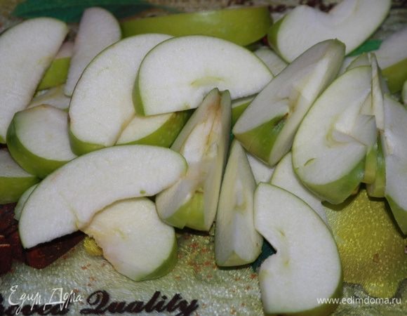 Яблоки вымыть, очистить от семян, нарезать на небольшие дольки. 
