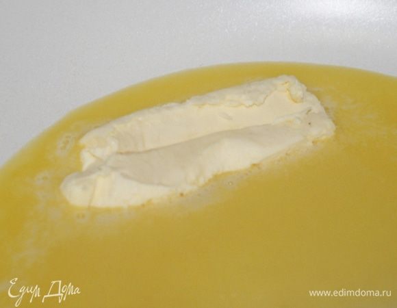 Сковороду нагреть и растопить в ней сливочное масло.