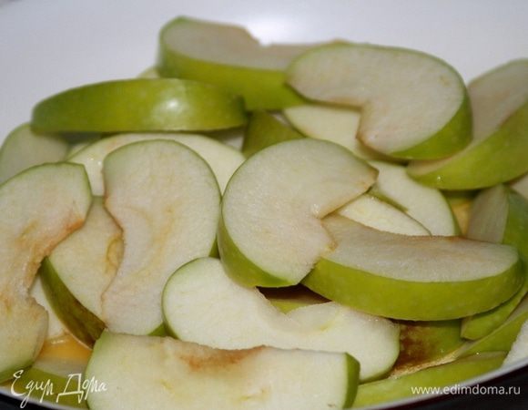 Яблоки выложить в сковороду, полить лимонным соком и немного обжарить.