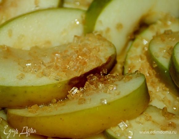 Затем посыпать солью и сахаром...