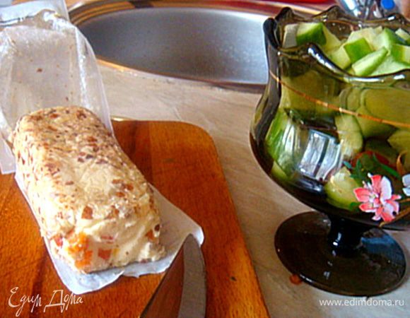 1.помидор и огурец- помыть, обсушить- порезать кубиком
2.сыр- порезать кубиком. Сложить в "креманку".
