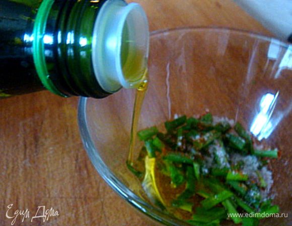 3.приготовить заправку- порезать лук зеленый- присыпать солью и перцем, залить оливк. маслом и добавить соевый соус- перемешать.
