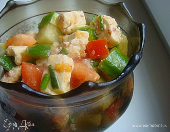 4.Заправить салат и подавать к столу.
5.Очень просто и очень вкусно. Отличная альтернатива греческому салату