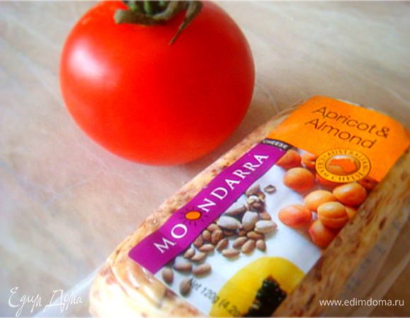 ***Немного о сыре: этот салат очень вкусен именно из-за предложенного мной сыра- настолько сбалансированно получается- сладковатый сыр (за счет входящих в его состав кусочков вяленного абрикоса и миндаля с сахаром) и чили.
Это действительно очень вкусно.
У меня было две разновидности такого сыра- один- пряный с базиликом, орегано и вяленными помидорами. второй- предложенный мной на сайте- с вяленными абрикосами,миндалем и папайей в составе.
Оба салата делала с одинаковой заправкой- это очень вкусно! Не смогла промолчать!
Угощайтеь!
