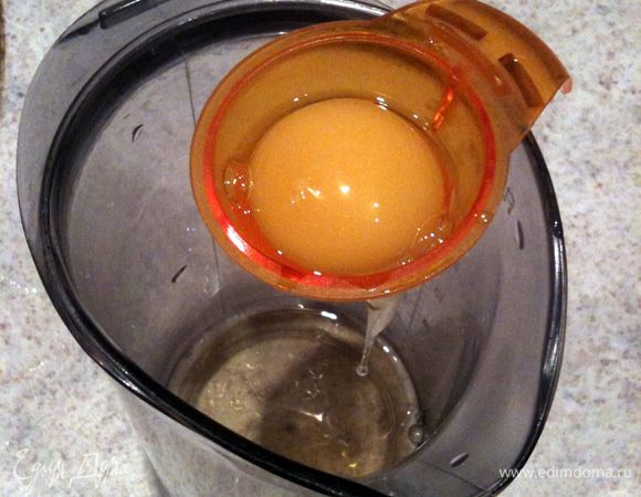 Отделить желтки от белков.
Натереть цедру лимонов.
Промыть изюм.