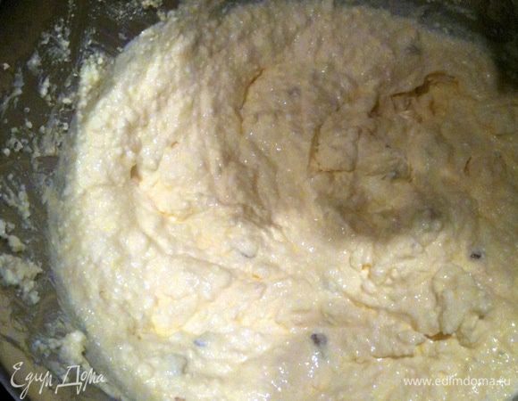Добавить в творог желтки, сахар, изюм и ванильный сахар по вкусу.
Хорошо вымешать,  добавляя по немножко молоко.