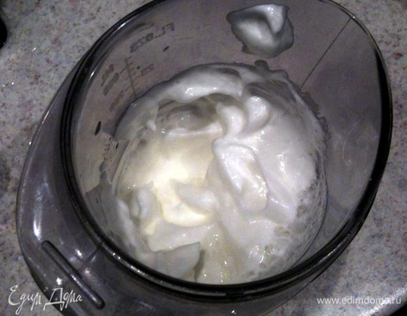 Отдельно взбить белки до густой массы.
Добавить в творожную массу и аккуратно все перемешать.