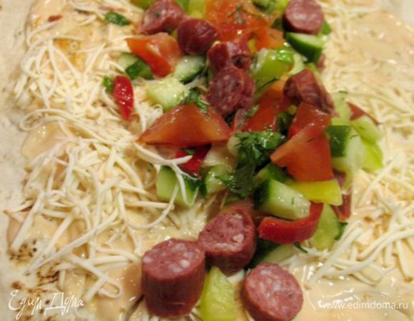 Лист лаваша смазала кетчуп с майонезом,натёрла сыр,выкладываем порезанные помидор,огурец,перец,болг.,охотничьи колбаски и зелень..