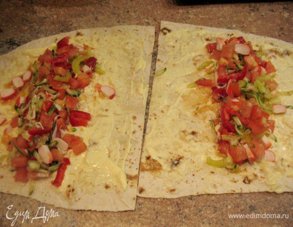 №1Будем готовить шаверму!!!)
Лаваш смазала сырным соусом ASTORIA,сверху покрошила помидор,краб.палочки (чуть),болг.перец,на тёрке огурец...