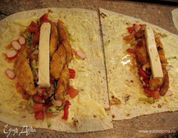 №2сверху добавила обжаренные кусочки курицы и сыр с вкусом ветчины....сыр hochland с ветчиной...