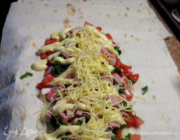 №3
1слой сыр
2ой крабовые палочки
3ий помидор
4й петрушка
5й ветчина
6й полила сырным соусом
7й сыр
Заворачиваем и в микроволновку разогреть....