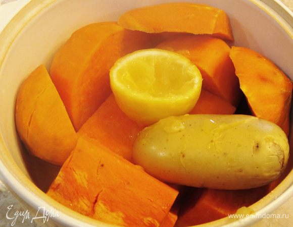 Итак. Все очень просто. Моем картофель. Если батат и картофель старые - чистим, если молодые - вырезаем глазки. Разрезаем картофель напополам. У меня батат был огномный, поэтому я разрезал его на четыре части. Укладываем картофель в емкость для микроволновки. Посередине кладем половину лимона срезом наверх. Солим первой щепоткой и закываем сверху пленкой.
Ставим в микроволновку на максимальную мощность на 12-13 минут. Мне пришлось готовить еще 5 минут с переворачиванием картофеля.