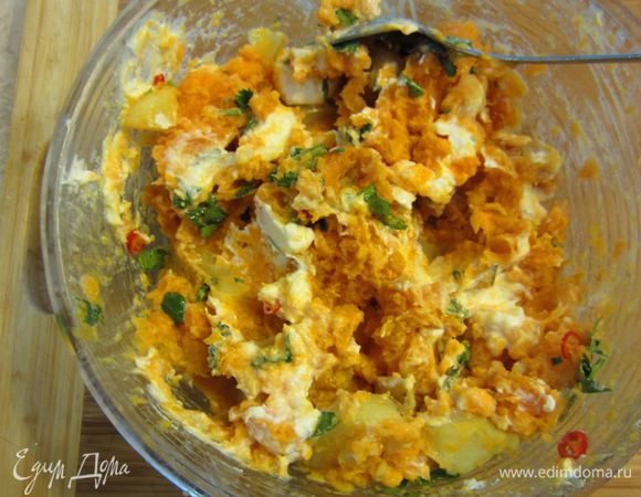 Выкидываем лимон, точнее то, что от него осталось. Если внутри лимона остался сок, вылейте его на картофель.
Разломайте картофель довольно небрежно при помощи столовой ложки.
Порежьте кольцами перец чили. Порубите довольно грубо зелень кинзы. Джейми всё это делал на доске, я в емкости. Выложите чили и кинзу в блюдо, выложите туда же картофель. Сверху раскрошите руками сыр, добавьте вторую щепотку соли и полейте оливковым маслом. Еще раз небрежно размешайте, ломая картофель (но не сильно).