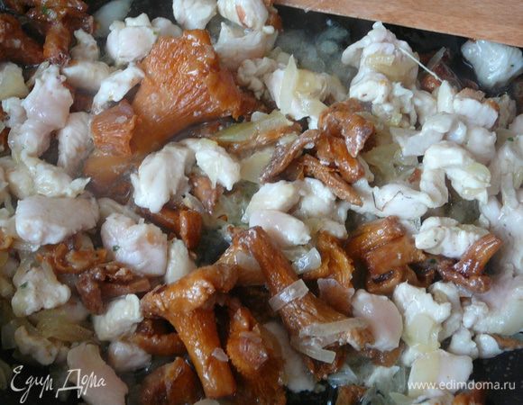 Затем мелко резанное куриное филе.Обжариваем до выпаривания лишней жидкости.