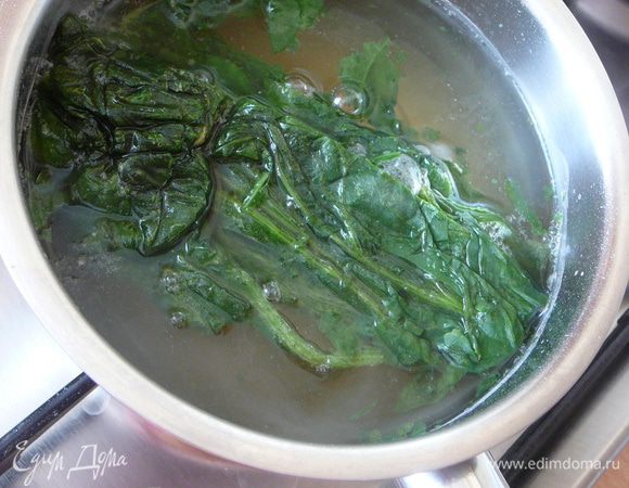 Шпинат у меня свежемороженый,бланшированный в кипящей подсоленное воде в течении 5 минут,затем откинут на дуршлаг и промыт под холодной водой.