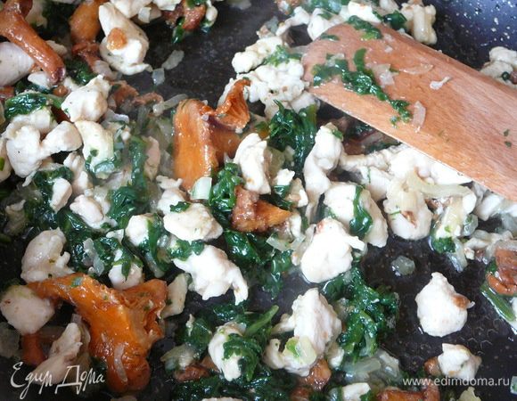 Порезать шпинат и добавить его в сковороду.Пол зубчика чеснока раздавить и мелко порубить,добавить вместе со шпинатом.Перемешать.Добавить свежемолотый перец и щепотку маленькую тимьяна.  Перемешиваем,накрываем крышкой и на медленном огне томим около 5 минут.