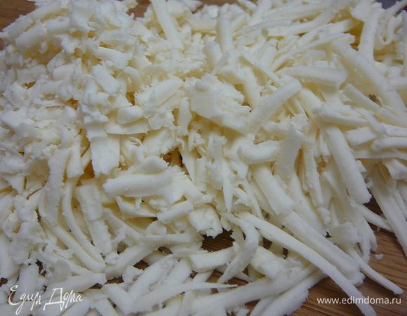 Сыр натереть на крупной терке.
