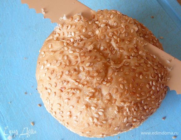 Срезать с булочек верхушку.Самую верхушку.  