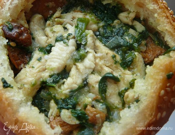 Булочку нафаршировать сыром,затем смесью лука,грибов,шпината и курицы.Утрамбовать.