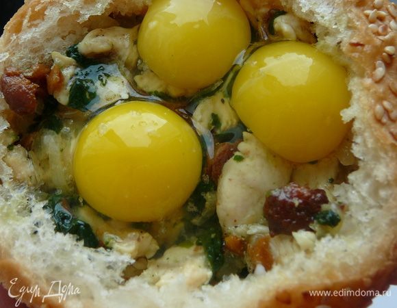 Поверх фарша разбить яйца.