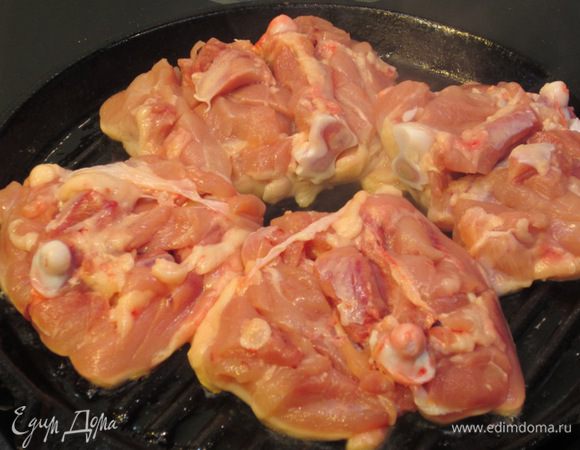 Поставьте на огонь сковороду гриль на средний огонь. Выложите без масла бедрышки на кожу. Из бедрышек вытопится жир и мясо будет жариться. Жарьте на коже около пяти минут.