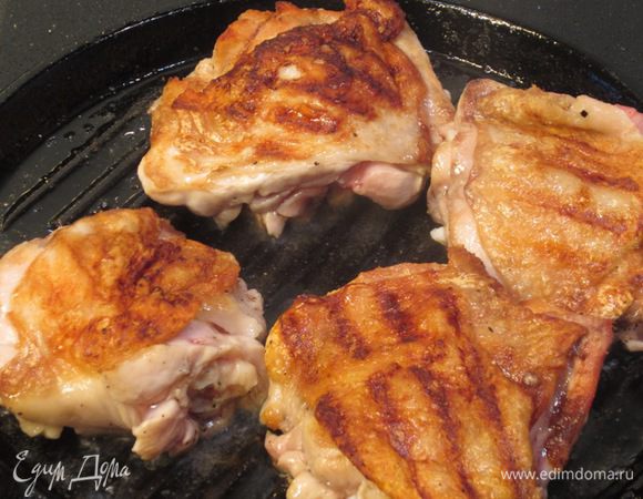 Переверните куски и жарьте еще 5 минут. В общей сложности бедра у вас должны обжариваться около 15 минут.