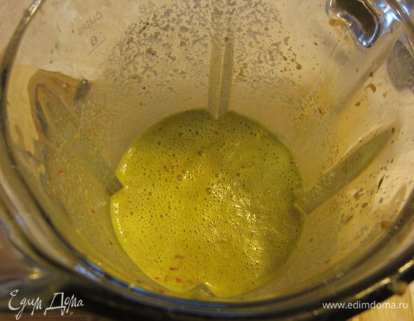 Взбейте все до однородного состояния. Соус готов, но так как он будет еще увариваться в духовке, долейте грамм 150 воды.