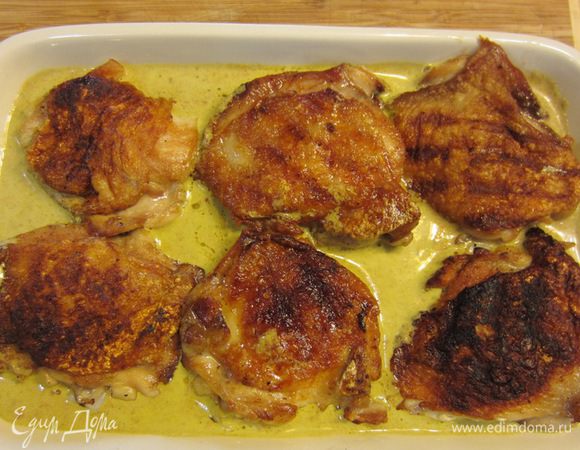 Вылейте соус в блюдо, в котором будете запекать бедра в духовке. Выложите бедра в блюдо кожей вверх.