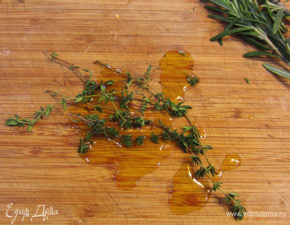 Разделите тимьян на веточки, если они соединены, смажьте его оливковым маслом, чтобы он лучше отдал свой запах. Оторвите листики розмарина от стебля. 