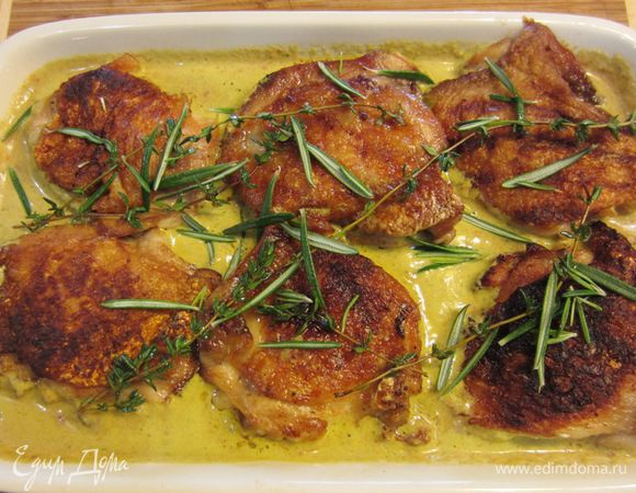 Положите тимьян и розмарин сверху на бедра. Запекайте бедра в духовке при температуре 200-210 градусов около 10 минут.