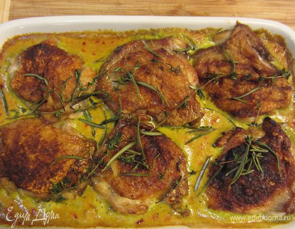 Тем временем, порежьте довольно крупно болгарский перец - на 8 частей каждый и обжарьте его в течение того же времени на сковороде гриль.