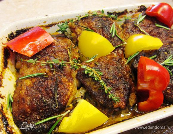 Достаньте блюдо из духовки, положите туда болгарский перец между бедрами и подавайте на том же блюде, положив снизу разделочную доску.