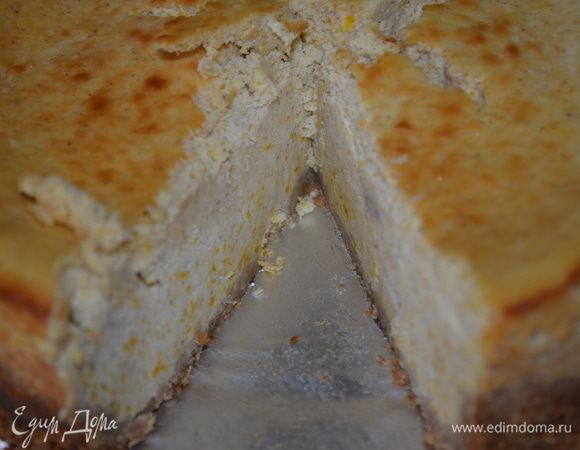 Поместить смесь в основу и выпекать 60-70 минут. //верх должен чуть зарумяниться, это фишка. я выпекаю чизкейки устанавливая форму 20 см в форму 26см и наливая туда немного воды. считается, что так они получаются нежнее, но я по другому не пробовала:)