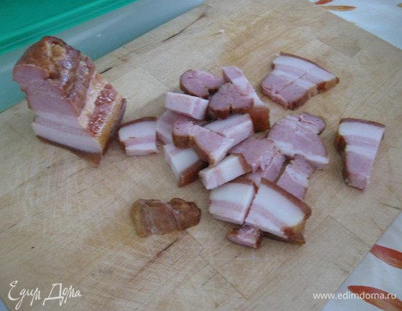 Чистим картошку, ставим варить в подсоленной воде.
Бекон режем кубиком/ брусочком.