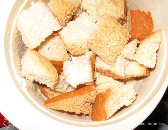 Сухарики измельчить в блендере.