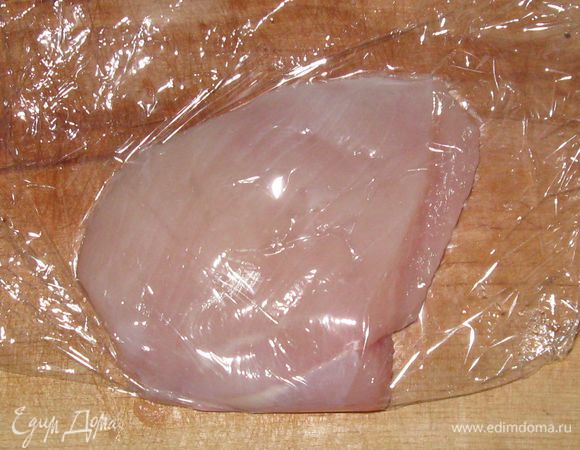 Каждый кусочек хорошо отбить, положив его между кусочками упаковочной пленки. Так мясо не будет терять свою сочность.