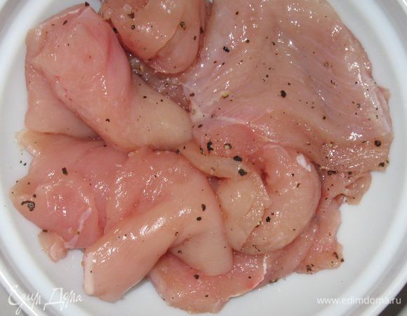 Отбивные энергично смешать с солью и перцем.