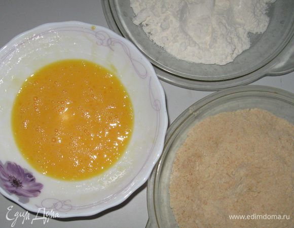 Яйца слегка взбить в глубокой емкости. Запанировать каждый кусочек вначале в яйце, затем в муке (стряхивая излишки), потом вновь - в яйце и ,в завершении, в панировочных сухарях.