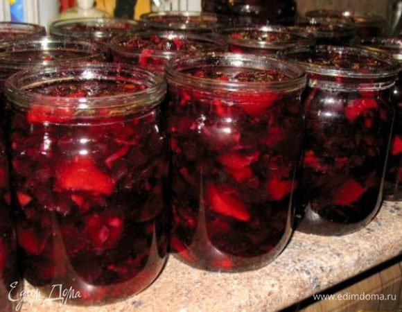 Залить водой и парить под крышкой пять мин..Добавить полтара кг.сахара и довести до кипения..помешивая.Пусть покипит мин. 5 и оставить на 3часа...после добавить оставшийся песок и яблоки...
Снова за кипятить и оставить.Апельсин и лимон через мясорубку и добавить когда варим последний раз.
Я яблоки порезала кубиками,цедру на тёрке,1лимон и 1 апельсин кубиками,остальное через мясорубку прокрутила....
Вкуснятина получилась ммм....)
У меня на 3кг.ягод.