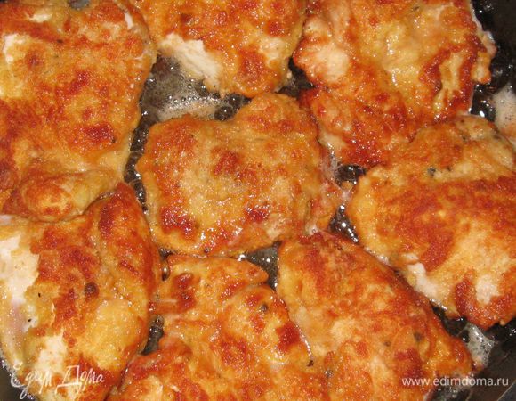 Обжарить отбивные в глубокой сковороде, с достаточным количеством растительного масла(высотой в полпальца), на сильном огне - до золотистой корочки.