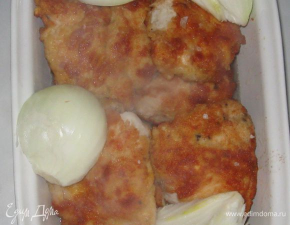 Сложить мясо в огнеупорную форму, слегка посолить(2 щепотки), положить луковицу(разрезанную на 4 части), долить горячей воды с таким расчетом, чтобы после запекания воды не осталось. Примерно 1/4 высоты формы. 