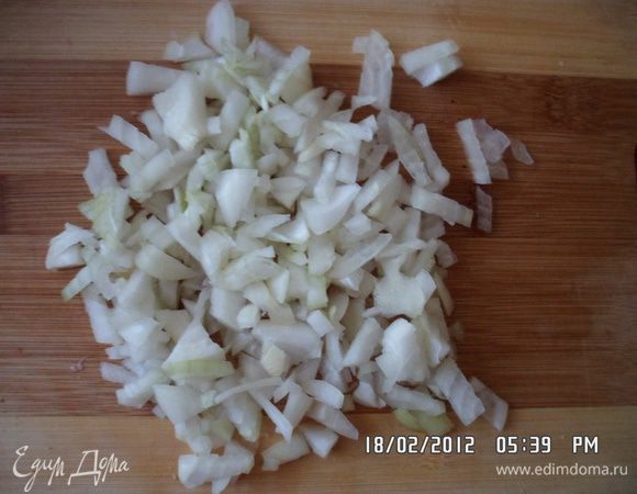 Чистим, моем и режем лук.