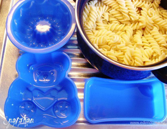 Приготовить силиконовые формочки для запекания и отварные макароны (у меня сегодня запланированы на ужин макарошки-спиральки с индюшатиной).
