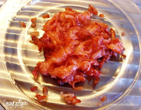 3 клубнички протереть на крупной тёрке.