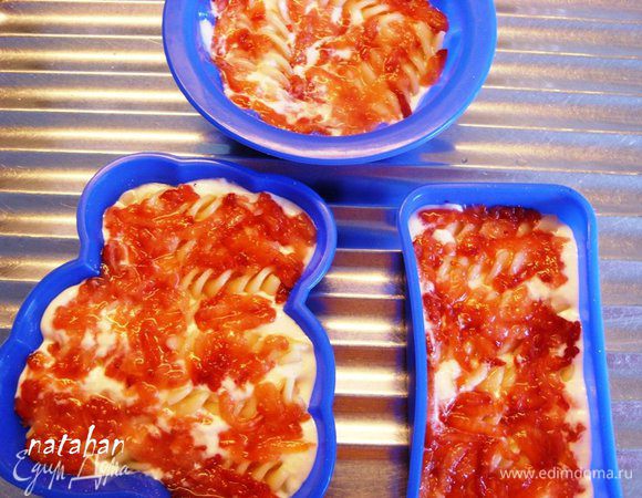 Поверх макарон-спиралек выложить протёртую клубнику и присыпать сверху второй ст.л. сахара. 