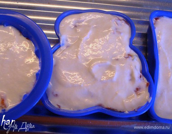 Оставшуюся творожную смесь распределить по формочкам. Наполнять формочки на 3/4 их высоты.