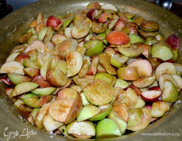 Нарезала 4,5кг.яблок,засыпала 3,5кг.сах.песка,стакан воды...перемешала ,дала постоять мин.15 и поставила на огонь.....