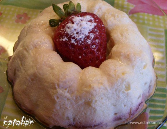 Переложить запеканку из формочки на тарелку. Смазать поверхность запеканки сливочным маслом. Украсить клубничкой, которую обсыпать сахарной пудрой. Всё готово! Приятного аппетита!