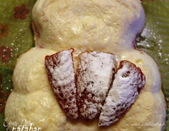 Запеканка получается нежная с клубничной кислинкой. Ощущается и вкус вареников с творогом. Кушать её лучше горячей со сметаной, вареньем или сливочным маслом. Но и холодная "без ничего" она замечательна...